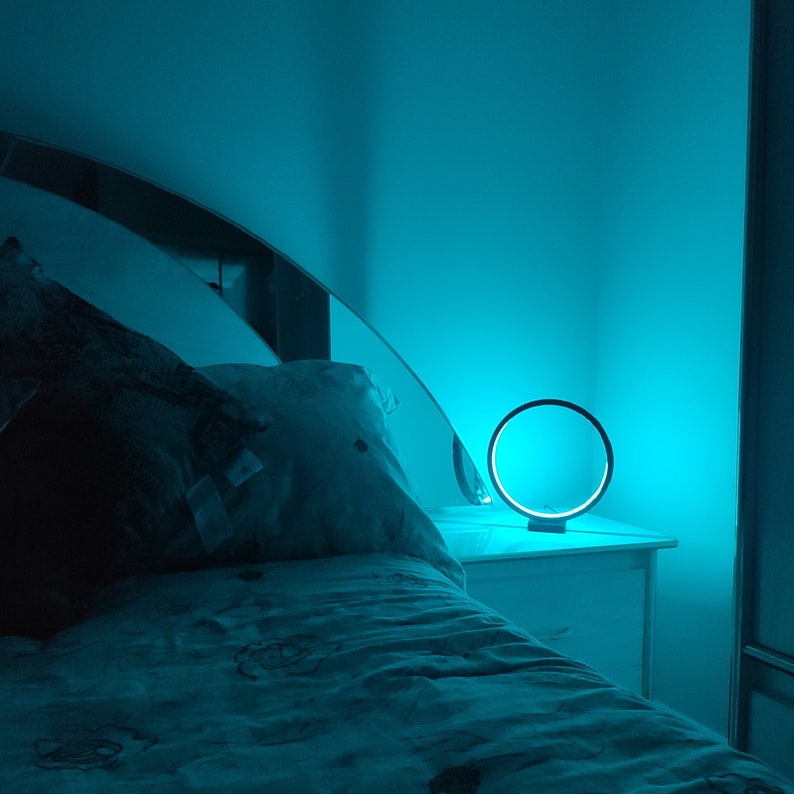 Lampe circulaire LED contrôlée par Bluetooth